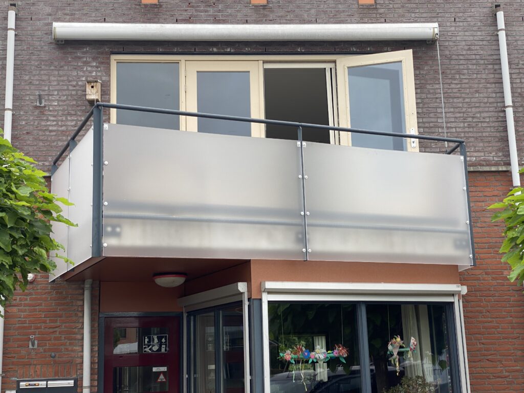 Autonoom Claire Winkelier Plexiglas windscherm balkon | Plexiglas.nl