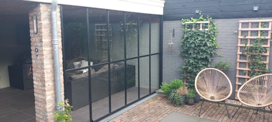 Draaibare wand van plexiglas bij overkapping