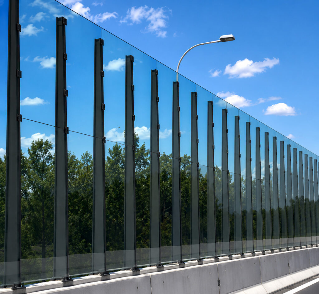Polycarbonaat geluidswal bij een snelweg