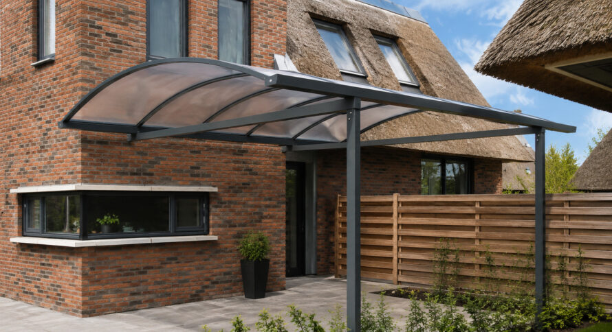 Een cartport van polycarbonaat