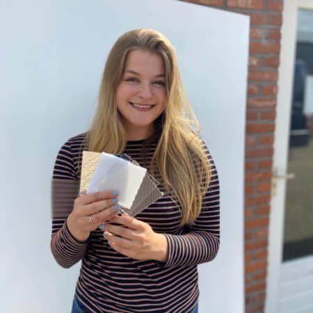 Medewerkster kantoor, Patricia met samples kunststoffen