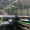 Corona spatscherm hangend op maat in fabriek