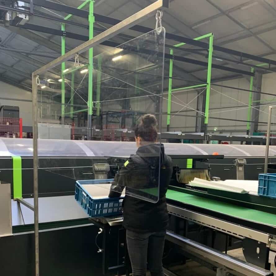 Corona spatscherm hangend op maat in fabriek