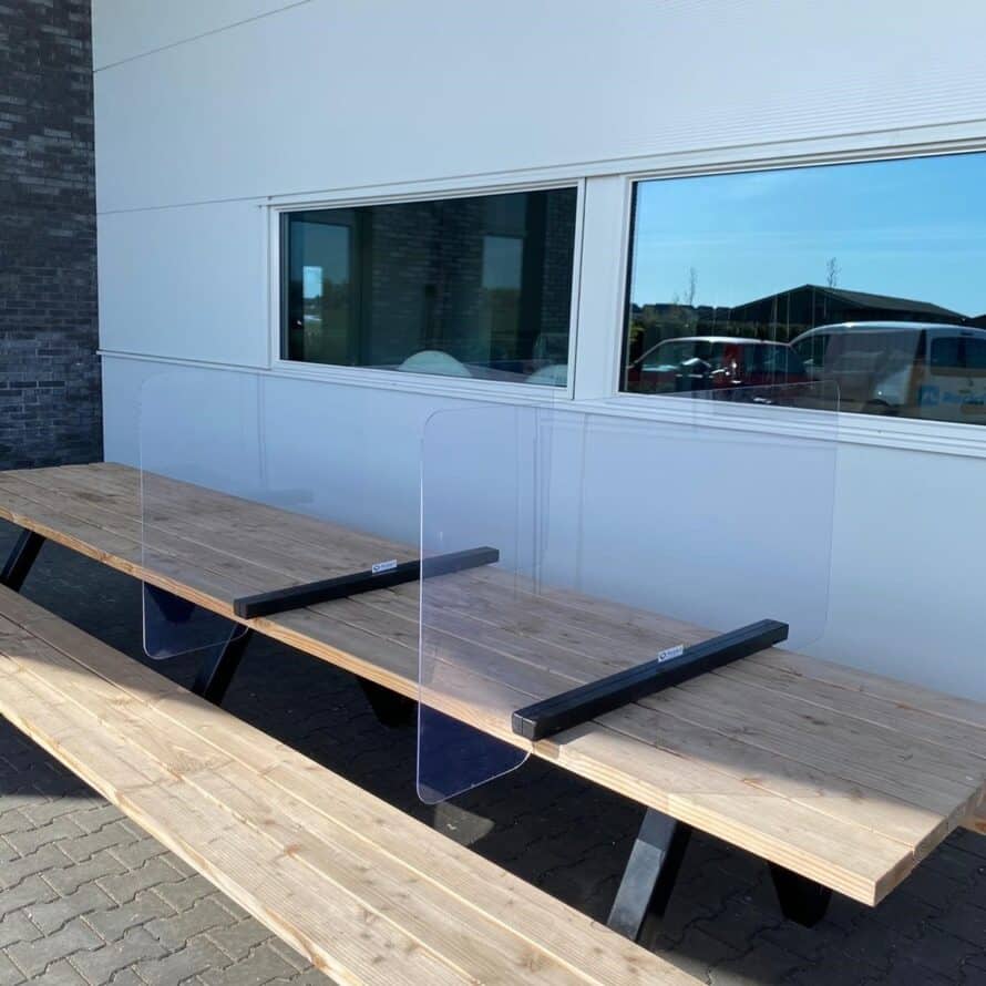 coronascherm op picknicktafel