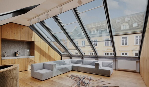 schuin dak voorzien van plexiglas beglazing