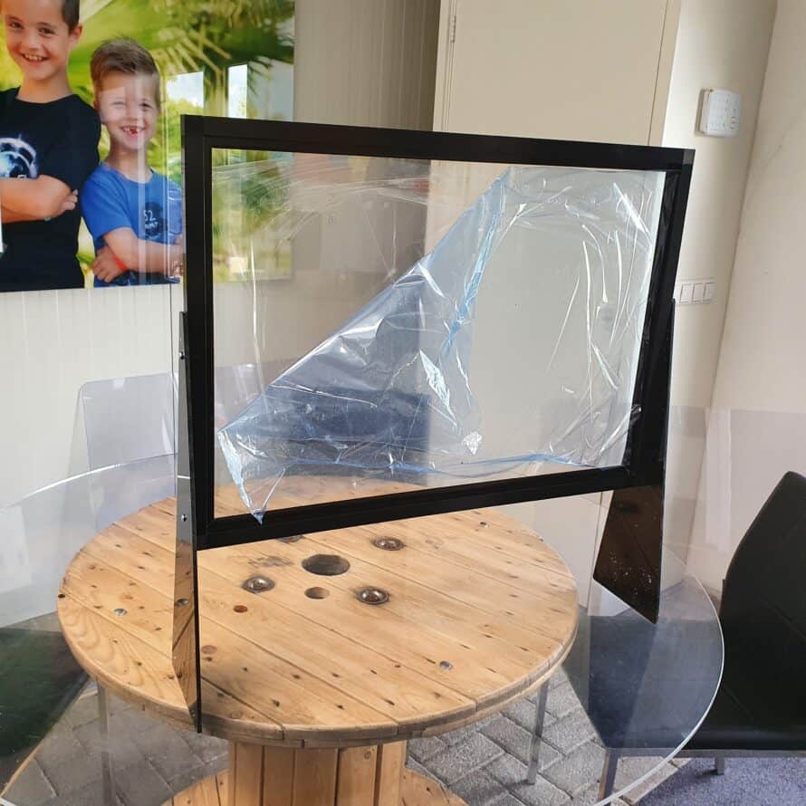 Spatscherm op maat, plexiglas met frame