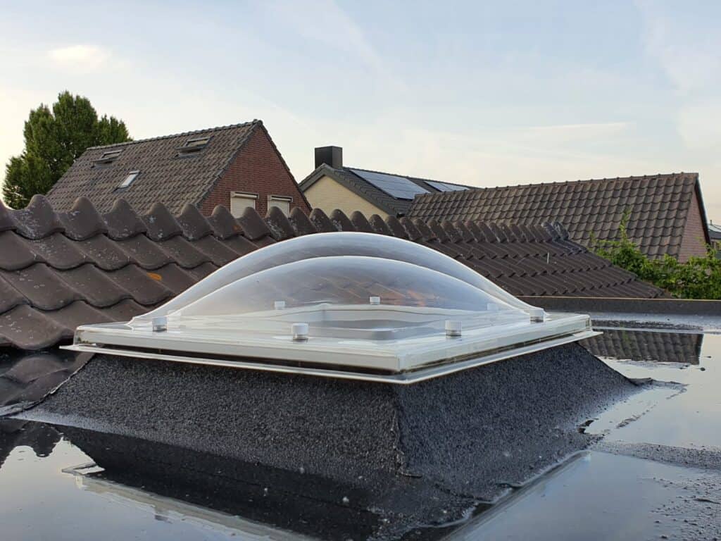 Dubbelwandige lichtkoepel helder op dak zonder opstand