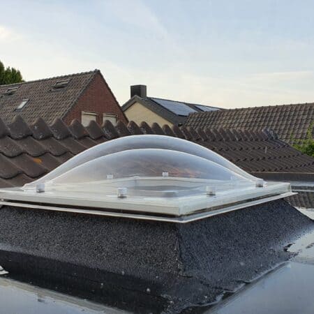Dubbelwandige lichtkoepel helder op dak zonder opstand