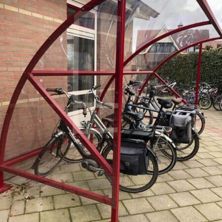 Fietsenstalling met polycarbonaat ruiten