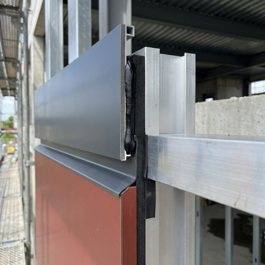 Detail van een aluminium gevelpaneel dat met panelbonding-lijm is bevestigd aan een draagconstructie, zonder zichtbare mechanische bevestiging.