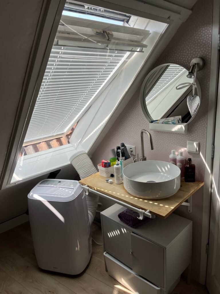 Dakraam voorzien van een airco raamafdichting voor efficiëntere koeling van de ruimte.