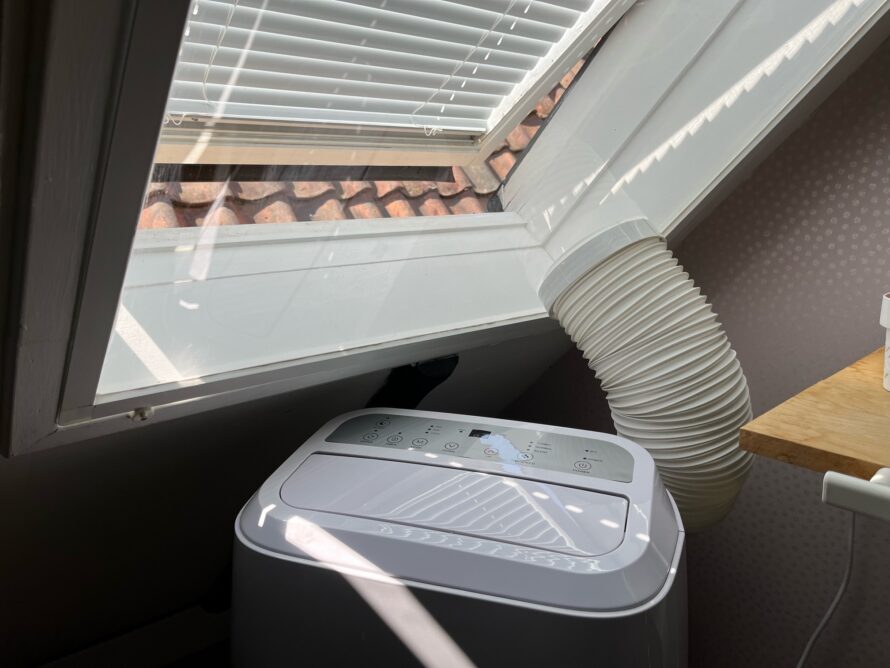 Dakraam met airco raamafdichting die warme buitenlucht buiten houdt tijdens het koelen.