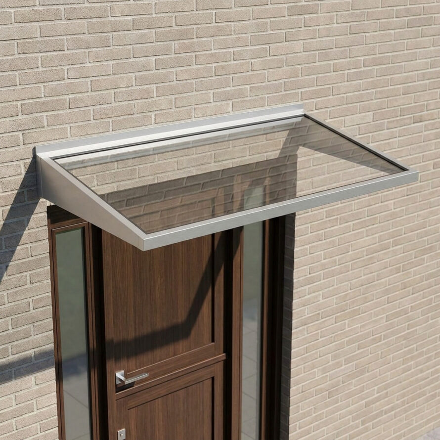 Compacte deurluifel van aluminium en helder veiligheidsglas boven een klassieke houten voordeur.