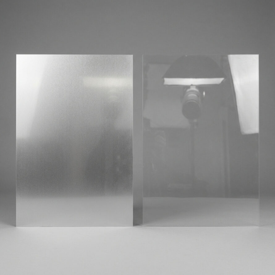 Grote matte plexiglas panelen toegepast als scheidingswand in een ruimte.