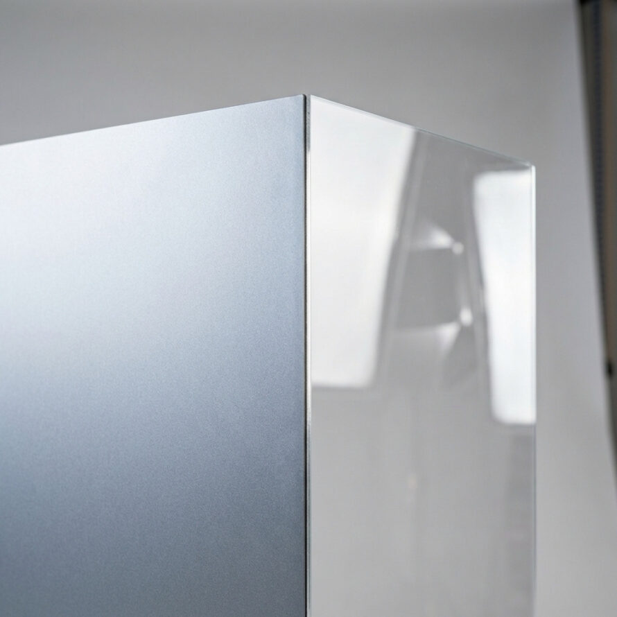 Heldere plexiglas plaat met glanzend oppervlak en strakke afwerking.