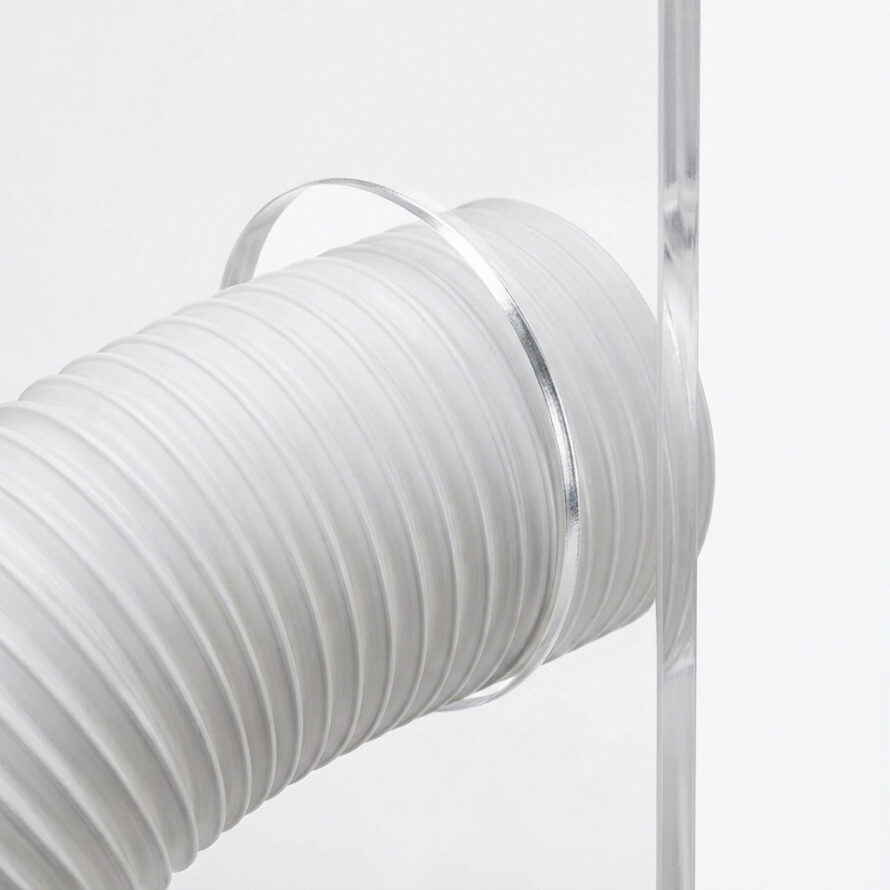 Detail van transparant plexiglas airco raamafdichting met gladde randen en precieze afwerking.