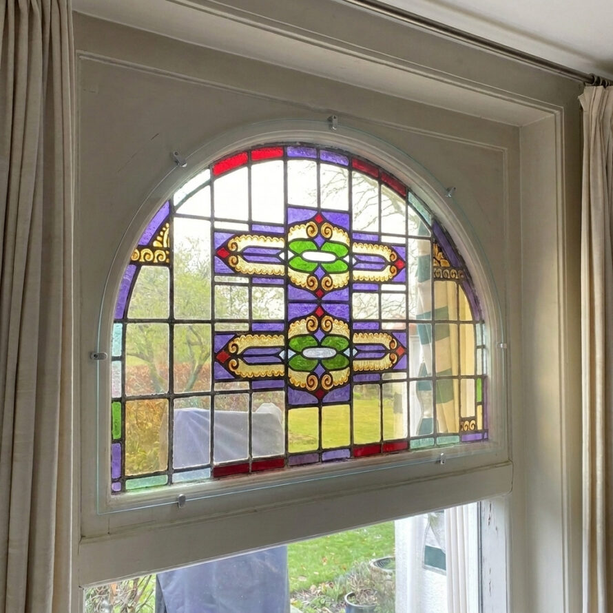 Monumentaal glas-in-lood bovenraam met helder voorzetglas voor extra isolatie en bescherming.