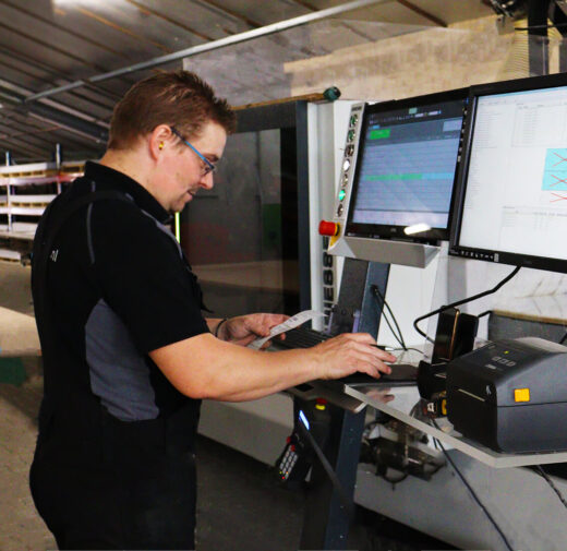 Medewerker achter CNC-machine platen frezen