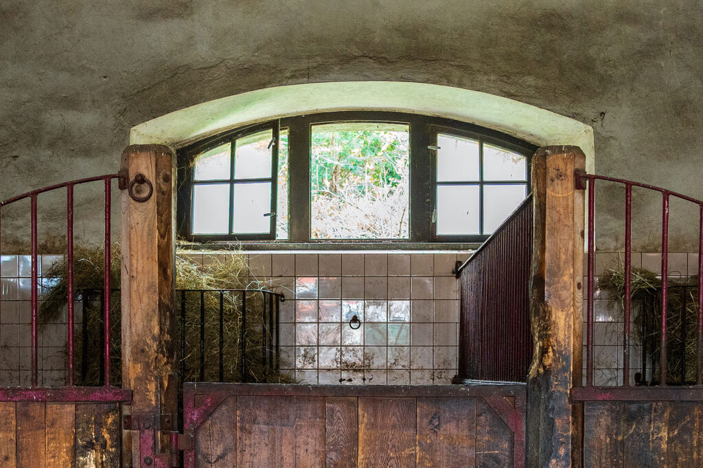 Stalraam oude paardenstal isoleren met een kunststof voorzetraam