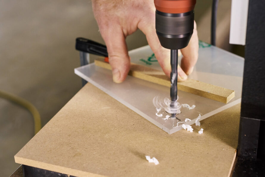 boormachine boort gaten in plexiglas