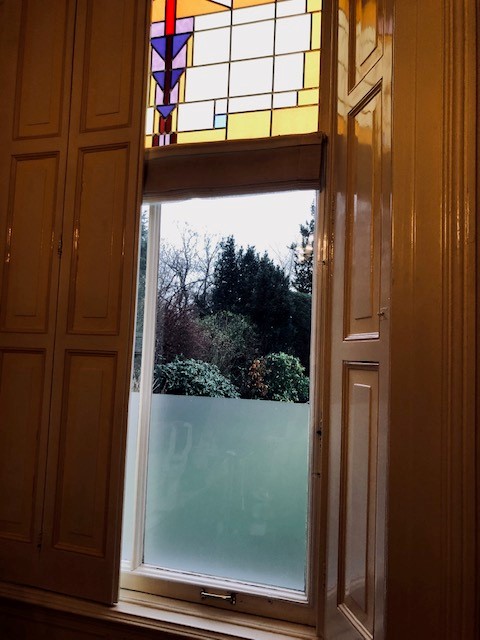 Binnenzijde van een raam met mat plexiglas voor privacy en lichtinval