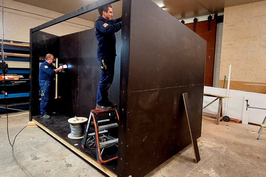 Timmerlieden werken aan plexiglas verblijf cheeta's