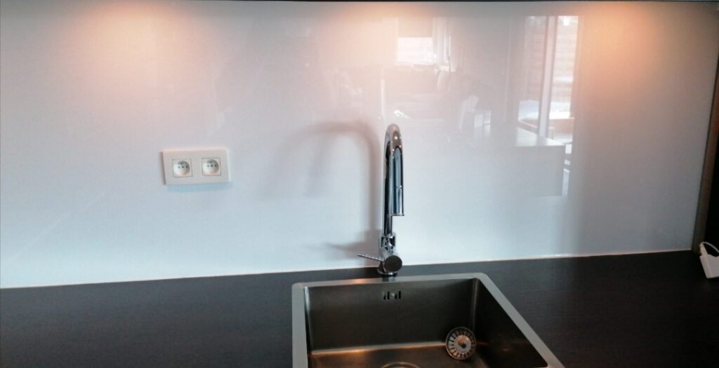 Spatwand keuken wit plexiglas