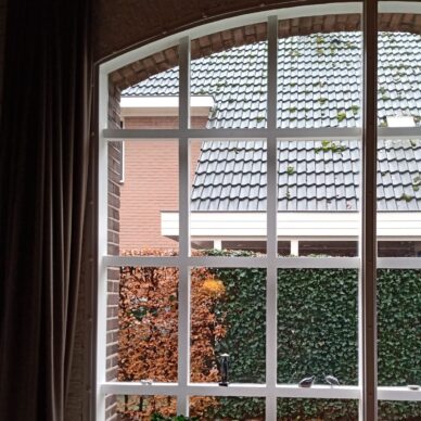 Plexiglas of polycarbonaat voorzetraam ronde boog om raam geluidsdicht te maken