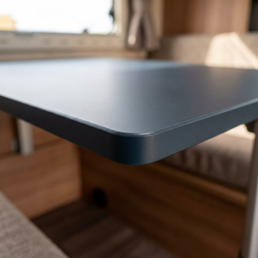 Camper tafelblad van kunststof in zithoek met bekers en boek, multifunctioneel gebruik.