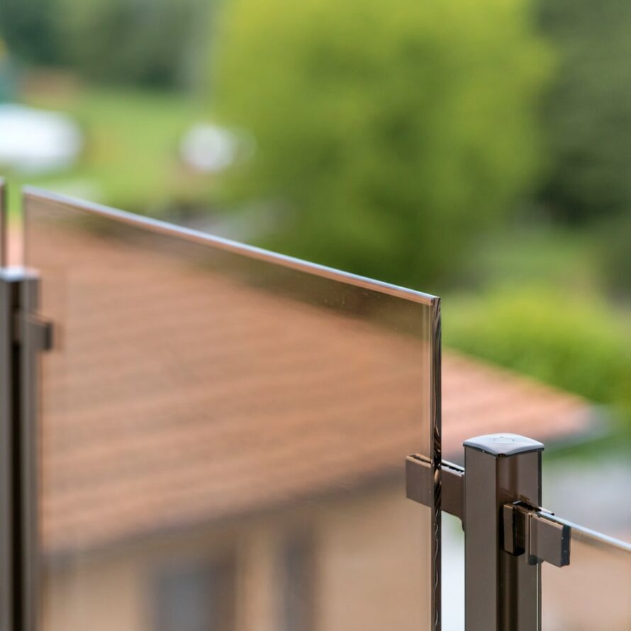 Plaat bruin doorzichtig polycarbonaat op balkon