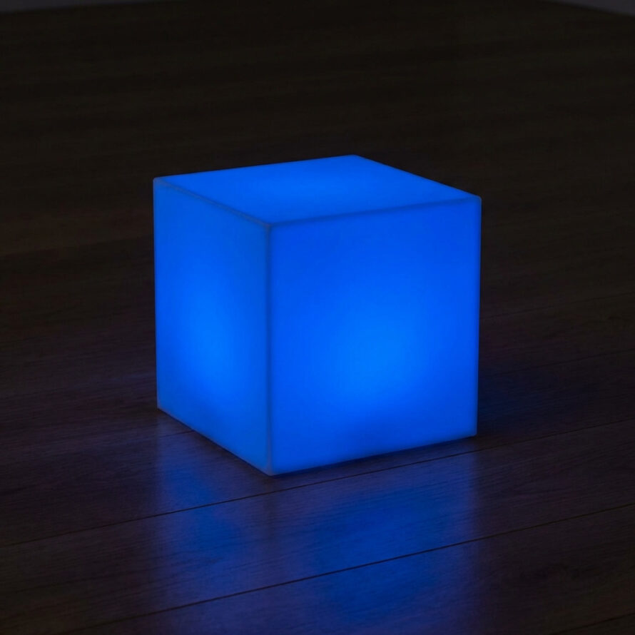 Blauw oplichtende kubus van opaal plexiglas met egaal diffuus LED-licht in donkere ruimte.