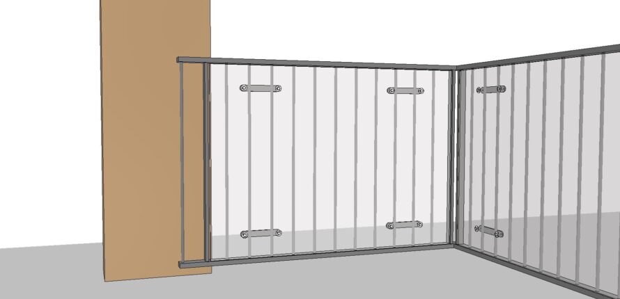 Glazen balustrade met houten paal en glasplaten