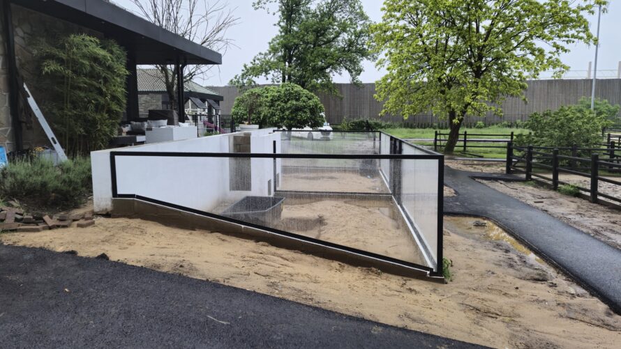 Dierenverblijf met plexiglas wanden en stalen frame