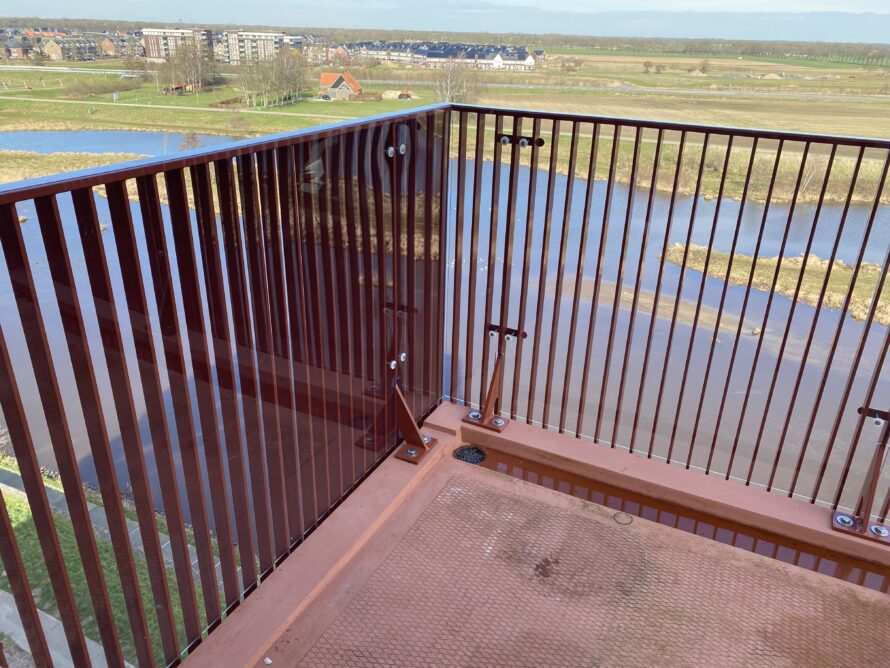 Verrekijker gemonteerd op houten constructie van een uitkijktoren.