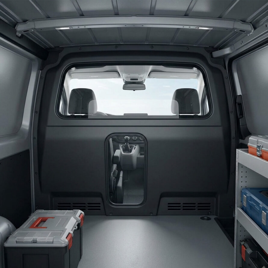 Bestelbus interieur met tussenschot en doorkijkraam naar cabine