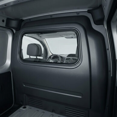 Zijaanzicht van tussenschot met raam in bestelbus laadruimte