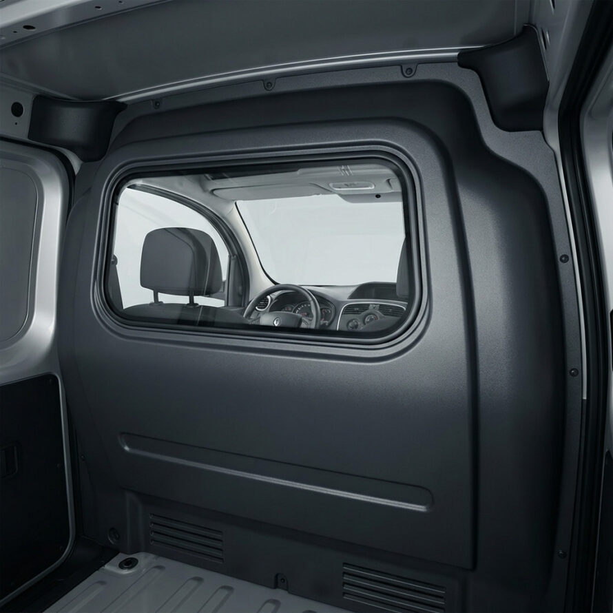 Zijaanzicht van tussenschot met raam in bestelbus laadruimte