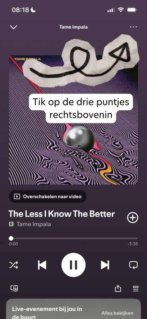 Screenshot van een Spotify-scherm met albumhoes. Een tekstballon wijst naar het menu-icoon met drie puntjes rechtsboven en geeft aan daarop te tikken.