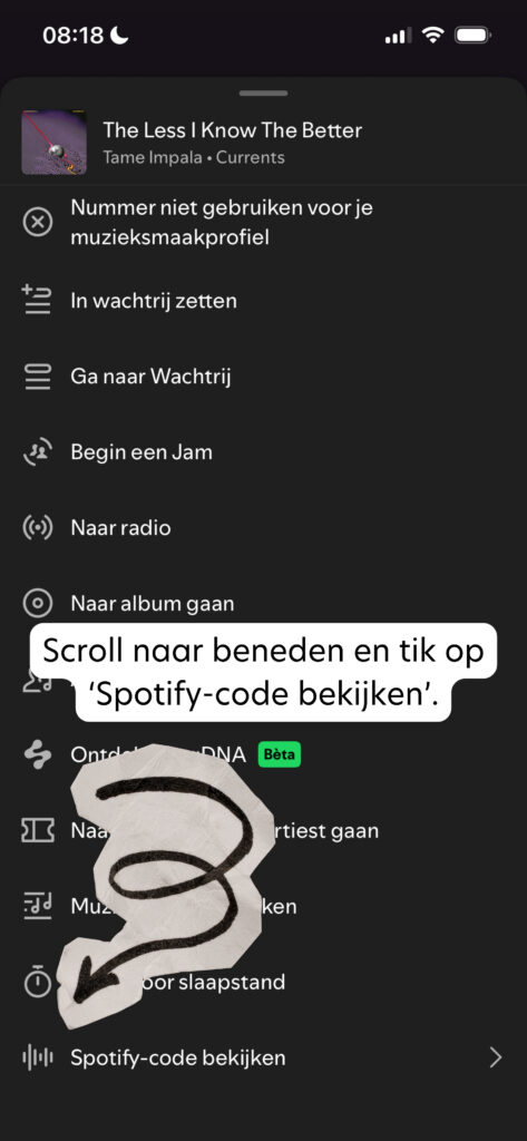 Screenshot van een Spotify-menu in de app. Een tekstballon wijst naar de optie om naar beneden te scrollen en op ‘Spotify-code bekijken’ te tikken.
