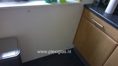 plexiglas tegen keukenmuur